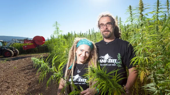 Bianca und Stefan N&ouml;lker-Wunderwald bauen Nutzhanf im lippischen S&uuml;dosten an. - &copy; Torben Gocke