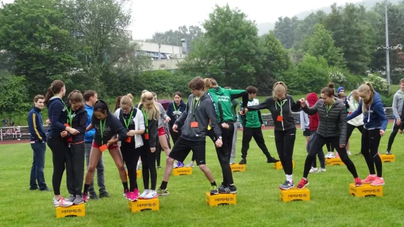 Bei der Disziplin „Moorwandern" geht es darum, nur auf die sicheren „Steine" zu treten. Das erfordert eine Zusammenarbeit aller Schüler. - © Niklas-Luhmann Gymnasium
