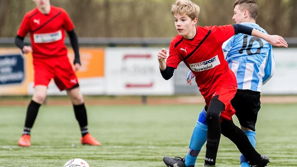 Antrittsstark: Symptomatisch f&uuml;r die erste Halbzeit l&auml;sst Henri Fritz Schrahe den G&auml;stezehner Benjamin Paul schlecht aussehen. - &copy; Egon Penner