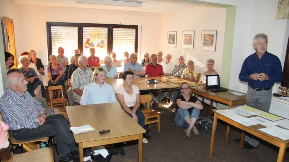 Mit gro&szlig;em Interesse verfolgen die Teilnehmer an der Versammlung im B&uuml;rgertreff Waddenhausen die Ausf&uuml;hrungen von Udo Meise von der Stadtverwaltung. - &copy; Wolfgang Becker