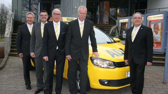 Zufrieden mit dem Reformprozess: Der Vorstand des ADAC Ostwestfalen-Lippe mit Heinz Sasse (Verkehr), Gesch&auml;ftsf&uuml;hrer Martin Freidank, dem Vorsitzenden Albert L&ouml;hr, Bernd Noltekuhlmann (Sport) und Dieter G&ouml;sling (Ortsclubs, v. l.). - &copy; Torsten Wegener