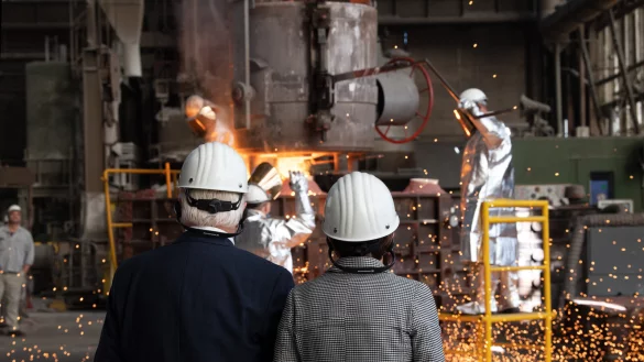 Bundespr&auml;sident Frank-Walter Steinmeier und seine Frau Elke B&uuml;denbender schauen zu, wie ein Kranhaken gegossen wird. Steinmeier besucht das Ruhrgebiet und erinnert an 60 Jahre deutsch-t&uuml;rkisches Anwerbeabkommen. - &copy; picture alliance/dpa