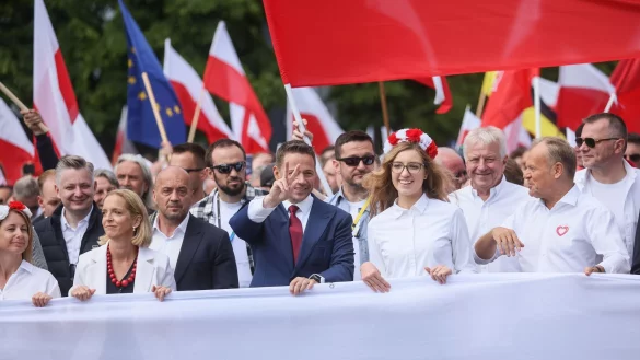 Der proeuropäische polnische Präsidentschaftskandidat Rafal Trzaskowski beim «Großen Marsch der Patrioten» in Warschau. (Foto aktuell) - © Leszek Szymanski/PAP/dpa