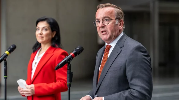 Bundeswirtschaftsministerin Katherina Reiche (CDU) und Verteidigungsminister Boris Pistorius (SPD) stellten die Pl&auml;ne vor. - &copy; Michael Kappeler/dpa