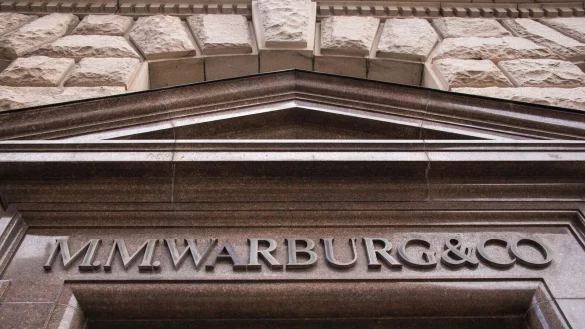 Die Warburg Bank fordert die Erstattung von nach ihrer Ansicht nach rechtswidrig erhobenen Forderungen der Finanzverwaltung - und scheitert damit vor Gericht (Symbolbild). - © Daniel Bockwoldt/dpa