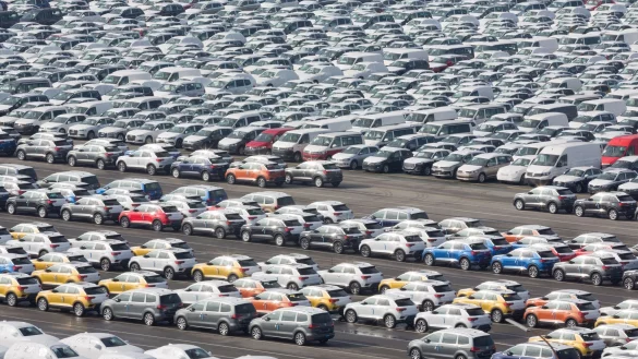 Auf dem Automarkt der EU geht es leicht aufwärts. (Archivbild) - © Jörg Sarbach/dpa