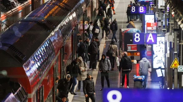 SPD und Union wollen das Deutschlandticket fortführen - Friedrich Merz sieht aber die Subventionierung auf dem Prüfstand (Archivbild) - © Lando Hass/dpa