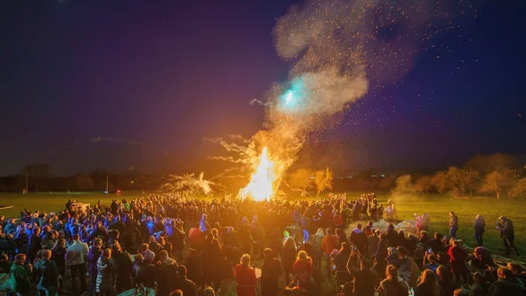 Das Osterfeuer ist für viele ein Highlight rund um die Ostertage. Man sollte aber Rücksicht auf die Natur nehmen. - © Andreas Arnold/dpa/dpa-tmn