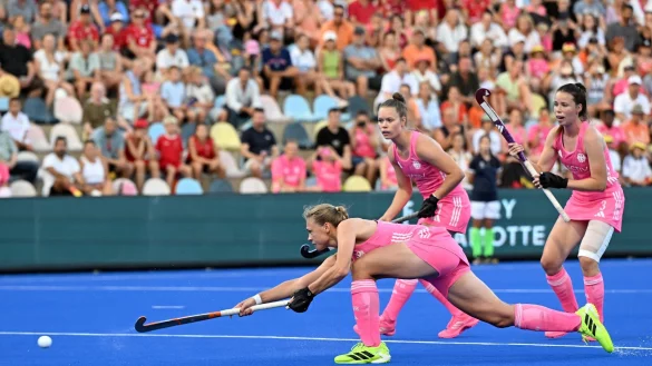 Ines Wanner trifft nach einer Strafecke. - &copy; Federico Gambarini/dpa