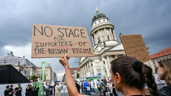 Demonstranten am Gendarmenmarkt protestierten gegen den Auftritt der Starsopranistin Anna Netrebko beim Musikfestival &laquo;Classic Open Air&raquo;. - &copy; Jens Kalaene/dpa