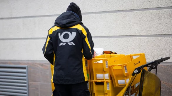 Postboten im Dienst dürften in den größeren bayerischen Städten am Dienstag Mangelware sein. (Archivbild) - © Thomas Banneyer/dpa