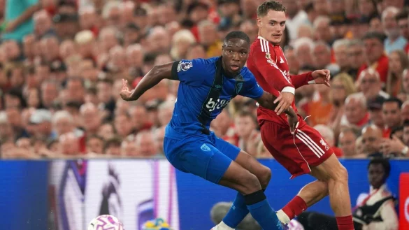 Florian Wirtz (r) hat über seine ersten Erfahrungen beim FC Liverpool berichtet. - © Ian Hodgson/AP/dpa