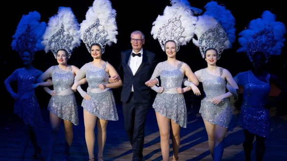 «Dafür geboren»: Jauch wird zur Verleihung geleitet. - © Sven Hoppe/dpa