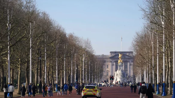 Ein Highlight jedes Besuchs in London: Der Stadtpalast der Royal Family. (Archivbild) - © Alberto Pezzali/AP/dpa