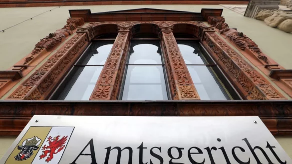 Vor dem Amtsgericht in Wismar waren zwei Jugendliche am Dienstag verurteilt worden. (Symbolbild) - &copy; Bernd W&uuml;stneck/dpa