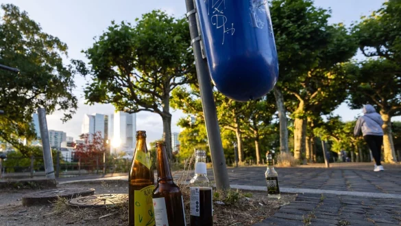Leere Bier- und Limonadenflaschen gehören in Deutschland zunehmend zum Stadtbild. (Archivbild) - © Hannes P. Albert/dpa