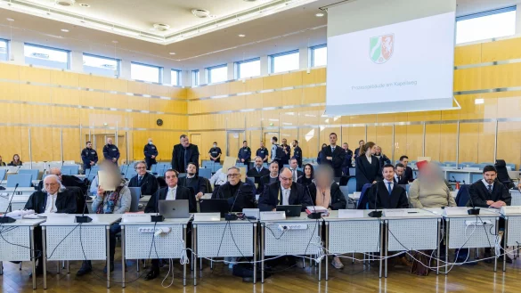 Die Angeklagten müssen sich wegen mutmaßlichen Drogenschmuggels vor Gericht verantworten. (Archivfoto) - © Christoph Reichwein/dpa