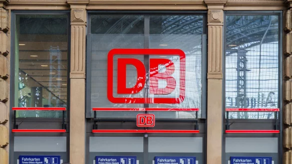 Die angeschlagene Bahn will mit der Abschaffung der Familienreservierung Geld sparen. (Archivbild) - &copy; Andreas Arnold/dpa