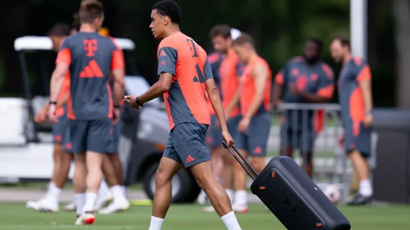 Jamal Musiala zieht eine Musikbox auf den Trainingsplatz. Gegen Flamengo soll der Bayern-Star auf dem Platz für die Musik sorgen. - © Sven Hoppe/dpa