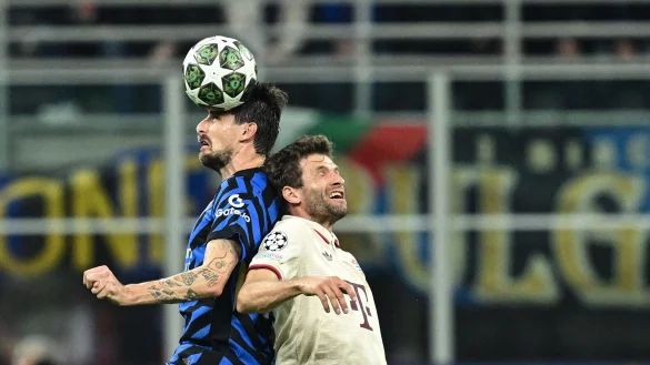 Thomas M&uuml;ller (r) im Kopfball-Duell mit Mailands Francesco Acerbi. - &copy; Sven Hoppe/dpa