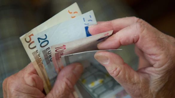 3,74 Prozent mehr Rente erhalten die Rentnerinnen und Rentner ab 1. Juli. (Symbolbild) - © Marijan Murat/dpa/dpa-tmn