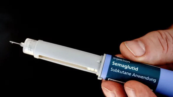 Der Wirkstoff Semaglutid signalisiert dem Gehirn, dass etwas gegessen wurde und es ein Sättigungsempfinden entwickeln könne. (Symbolbild) - © Roberto Pfeil/dpa