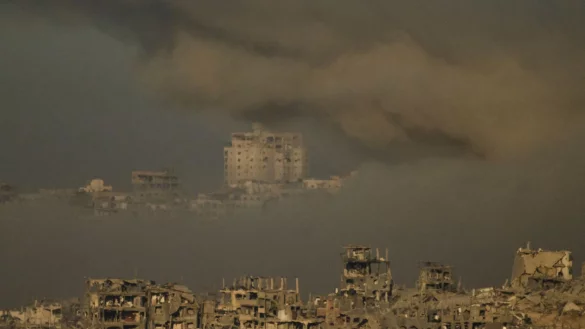 In der Tr&uuml;mmerw&uuml;ste der Stadt Gaza sollen sich gesch&auml;tzt noch etwa 500.000 Zivilisten aufhalten. Sie sind den israelischen Angriffen auf Reste der Terrororganisation Hamas weitgehend schutzlos ausgeliefert. Israel fordert sie fast t&auml;glich zur Flucht auf, aber viele wollen oder k&ouml;nnen das nicht mehr. - &copy; Leo Correa/AP/dpa