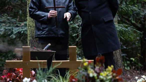 Nach einem Sturz auf einem Friedhof hat eine Frau Schmerzensgeld gefordert. (Illustration) - &copy; Hannes P. Albert/dpa