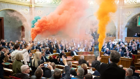Begleitet von Rauchbomben, die Abgeordnete der Oppositionspartei Momentum im Plenarsaal entfachten, hat Ungarns Parlament ein Verbot der alljährlichen Pride-Paraden beschlossen, bei denen Menschen für die Rechte nicht heterosexueller Lebensformen demonstrieren. - © Boglarka Bodnar/MTI/AP/dpa