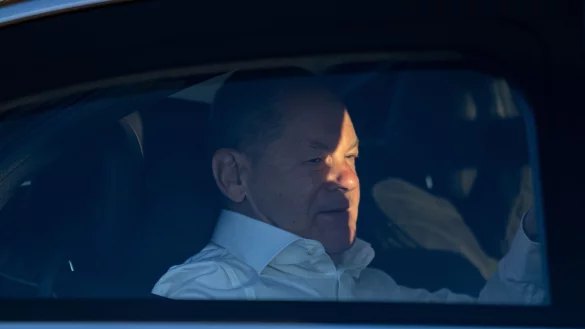 Olaf Scholz hat vor der Trauerfeier f&uuml;r den Papst kurz Donald Trump getroffen. - &copy; Fabian Sommer/dpa