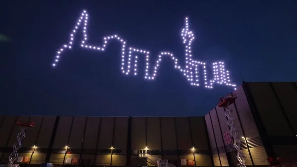 Düsseldorfer Skyline aus 200 Lichtpunkten: Große Drohnenshow bei der Industriemesse Xponential - © David Young/dpa