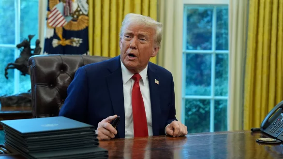 Die von US-Präsident Trump angedrohten Strafzölle gegen Mexiko, Kanada und China würden nach Berechnungen des Ifo-Instituts auch der US-Wirtschaft schaden - © Evan Vucci/AP/dpa