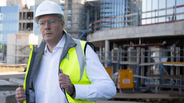 Als Ministerpräsident von Rheinland-Pfalz hält Schweitzer engen Kontakt zur großen US-Militärpräsenz im Bundesland. - © Boris Roessler/dpa