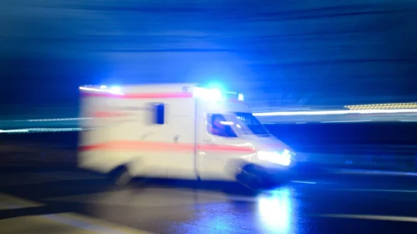 Ein Rettungswagen brachte den schwer verletzten Jungen in ein Krankenhaus. (Symbolbild) - © picture alliance / dpa