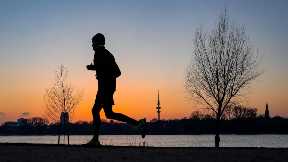 Den inneren Schweinehund zu überwinden und regelmäßig Sport zu treiben, erfordert Disziplin und Spaß an der Bewegung, erklärt Extremsportler Arda Saatçi. - © Axel Heimken/dpa/dpa-tmn