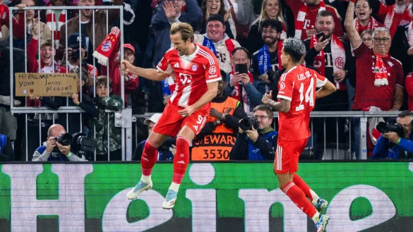 Harry Kane hebt nach seinem 3:1 ab zum Torjubel, rechts freut sich Luis D&iacute;az. - &copy; Tom Weller/dpa