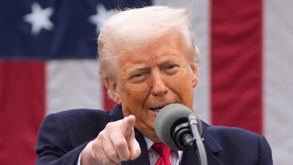 Trump hatte sein umstrittenes Zollpaket vor wenigen Tagen öffentlich vorgestellt. (Archivbild) - © Mark Schiefelbein/AP/dpa