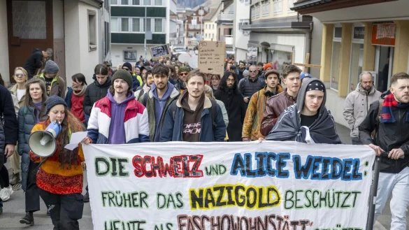 In der Schweiz hat sich am Wohnort von Alice Weidel Protest formiert. - © Urs Flueeler/KEYSTONE/dpa