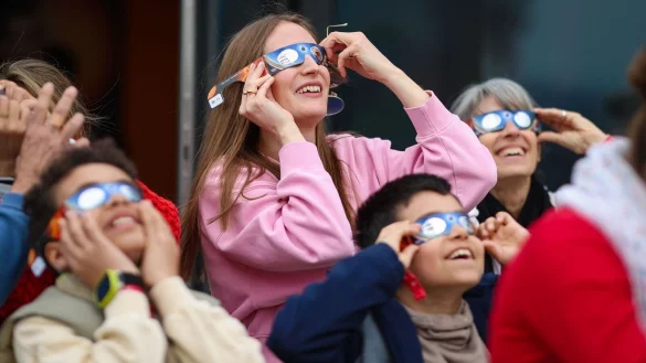 Wichtig beim Blick in den Himmel ist das Tragen einer speziellen Sonnenfinsternis-Schutzbrille. - © Christoph Schmidt/dpa