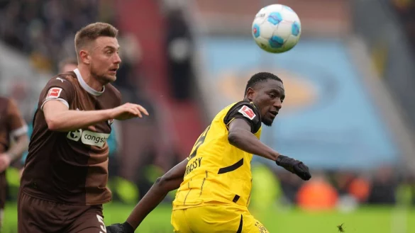 Dortmunds Torjäger Serhou Guirassy (r) legte wieder die Grundlage zum Sieg: Serhou Guirassy. - © Marcus Brandt/dpa