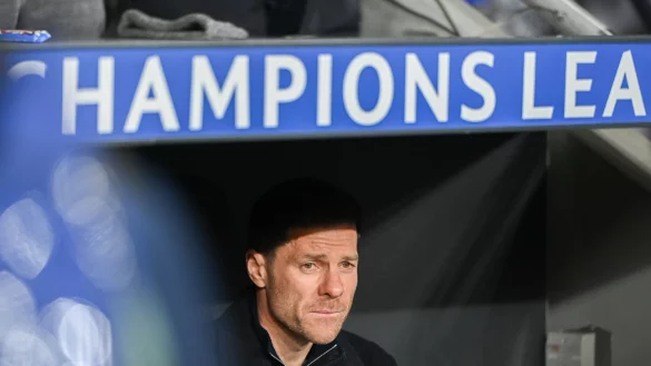 Xabi Alonso konzentriert sich nach dem Aus in der Champions League jetzt auf die Bundesliga und den DFB-Pokal - allerdings unter erschwerten Voraussetzungen. - © Fabian Strauch/dpa