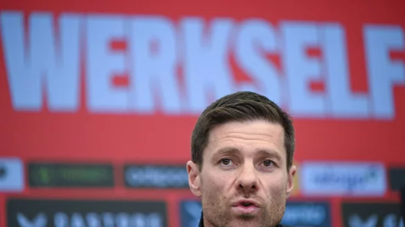 Leverkusens Trainer Xabi Alonso setzt nach dem Pokal-Aus alles auf die Bundesliga. - © Federico Gambarini/dpa