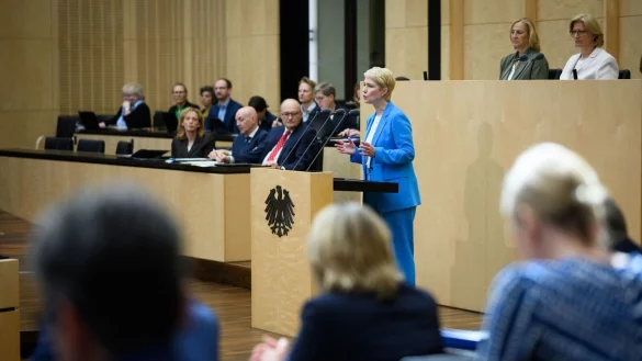 Mecklenburg-Vorpommerns Ministerpräsidentin Schwesig (SPD) fordert im Bundesrat Rentenstabilität. - © Bernd von Jutrczenka/dpa