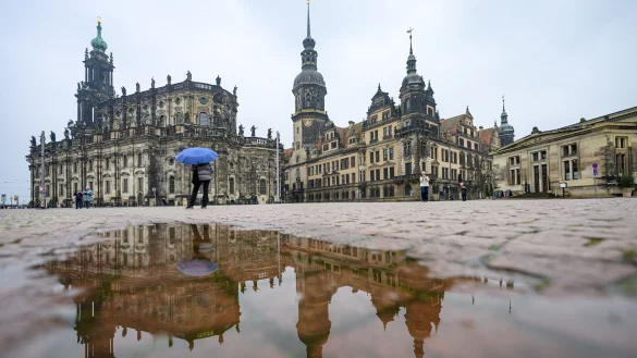 Auch am Freitag regnet es in einigen Teilen des Landes. - © Robert Michael/dpa