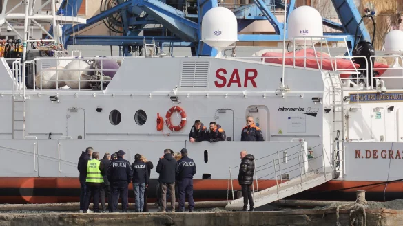 Nach einer neuen Niederlage vor Gericht muss Italiens Rechtsregierung mehr als 40 Mittelmeer-Flüchtlinge aufnehmen. - © Vlasov Sulaj/AP/dpa