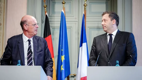 Klingbeil und Lombard berieten sich unter anderem zum Zollkonflikt mit den USA. - © Kay Nietfeld/dpa