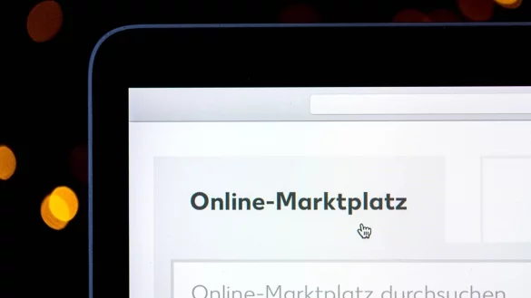 Viele Menschen in Deutschland kaufen inzwischen häufiger im Internet ein als im Geschäft. - © Sina Schuldt/dpa