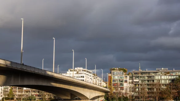 Nicht nur f&uuml;r SUVs wird das Pendler-Parken in Basel deutlich teurer. (Archivbild) - &copy; Philipp von Ditfurth/dpa