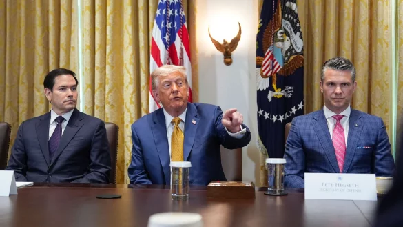 US-Außenminister Marco Rubio, US-Präsident Donald Trump und US-Verteidigungsminister Pete Hegseth - © Evan Vucci/AP/dpa