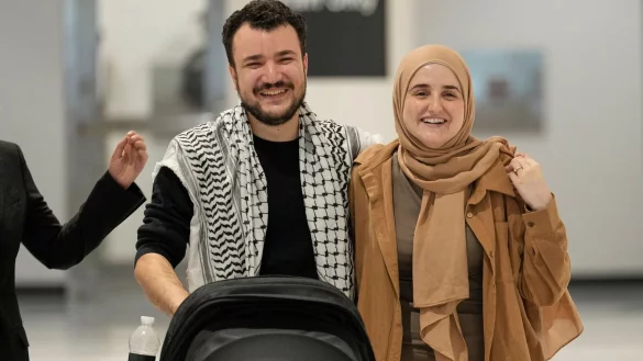 Nach seiner Freilassung aus der Abschiebehaft will Chalil nun die US-Regierung zur Verantwortung ziehen. (Archivbild) - © Seth Wenig/AP/dpa